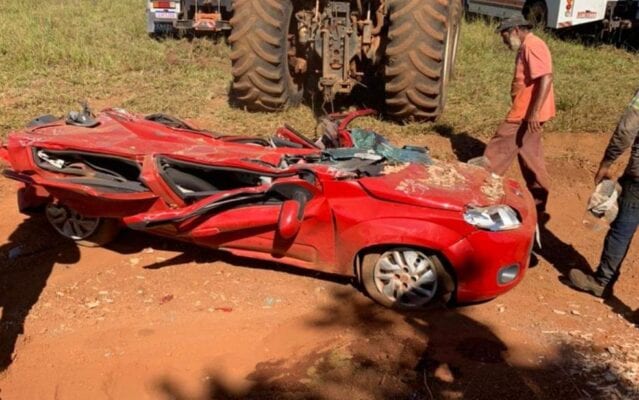 Carreta tomba, esmaga carro e família escapa por pouco
