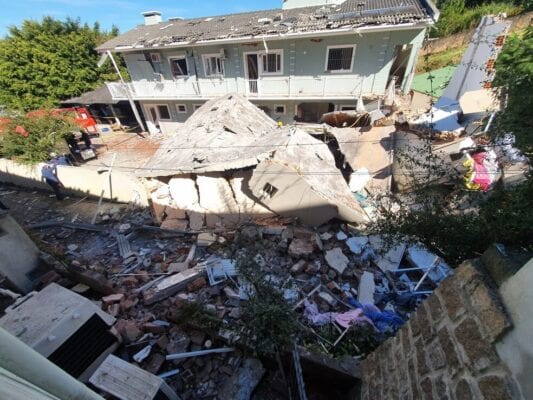 Explosão: casa com quitinetes desaba e uma pessoa está nos escombros