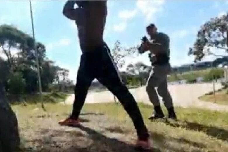 PM aponta arma e algema jovem negro que treinava manobras de bicicleta; veja o vídeo