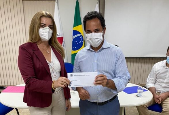 Na noite desta segunda-feira (17), membros do Conselho Municipal de Educação tomaram posse para contribuir como mediadores e articuladores da relação entre a sociedade e os gestores da Educação Municipal. Os conselheiros irão contribuir, voluntariamente, com a administração por dois anos. Devido à pandemia provocada pelo novo coronavírus, a cerimônia teve a participação restrita a algumas autoridades e a apenas os conselheiros titulares. Durante o evento, o prefeito Marco Antônio Lage destacou a importância da Educação na administração pública. Segundo o prefeito, o município enfrenta o desafio de desenvolver ações para melhorar a qualidade de ensino. “Temos um desafio enorme de transformar a educação em nossa cidade, a gente tem um abismo muito grande e precisa minimizar isso. Se queremos ter uma cidade próspera, temos que desenvolver cidadãos por meio do ensino. Não tem como ter uma cidade desenvolvida e sustentável sem ter uma educação de qualidade”, disse o chefe do Executivo. O prefeito disse ainda que conta com a participação do Conselho, que tem uma representatividade da sociedade civil organizada e do poder público para fazer com que a educação chegue a um nível de excelência. A secretária de Educação, Luziene Lage, é também titular do conselho. Na cerimônia de posse, ela ressaltou a importância dos conselheiros na formulação, implementação e avaliação das políticas públicas municipais no âmbito educacional. “Um conselho de educação é, antes de tudo, um órgão público voltado para garantir o direito constitucional à cidadania, buscando uma educação de qualidade. Tenho certeza que cada um terá como foco um olhar para a qualidade da educação, para os nossos estudantes e para a comunidade”, disse. Participaram da cerimônia de posse o secretário de Governo, Márcio Passos, o assessor de Gestão, Programas e Metas, Gabriel Quintão e o vereador Júlio Rodrigues, que é professor de artes da rede municipal de ensino. Confira os membros do Conselho Municipal de Educação: Representantes da Secretaria Municipal de Educação - Luziene Aparecida Lage – Titular - Luana Alves Ferreira – Suplente Representantes da Secretaria Municipal de Saúde - Vânia Maria Maimone Ribeiro – Titular - Luthiene de Freitas Motta Dias – Suplente Representantes da Secretaria Municipal de Assistência Social - Kerly Raidan Ferreira – Titular - Gustavo Martins pena – Suplente Representantes da Secretaria Municipal de Esportes, Lazer e Juventude - Márcio Rosa Guerra – Titular - André Maria Jeber – Suplente Representantes da Procuradoria-Geral do Município - Guilherme Henrique de Alvarenga Santos – Titular - Neidimar Magalhães – Suplente Representantes da Fundação Cultural Carlos Drummond de Andrade - Cecília Pires Guerra Xavier – Titular - Solange Duarte Guerra – Suplente Representantes do Sindicato dos Trabalhadores e Servidores Públicos Municipais de Itabira - Priscila Miranda Xavier Costa – Titular - Jânia Ambrosia Teixeira – Suplente Representantes do Serviço de Inspeção Escolar - Janucy Rafaela Araújo dos Santos – Titular - Silvane Maria Duarte Fonseca – Suplente Representantes do Conselho do Fundo de Manutenção e Desenvolvimento da Educação Básica e Valorização dos Profissionas da Educação (Fundeb) - Maria Rozalina Morais de Oliveira – Titular - Renata Aparecida Silva Ferreira – Suplente Representantes da Universidade Federal de Itajubá Campus Itabira (Unifei) - Alice Cristina Figueiredo – Titular - Cleide Beatriz Gomes dos Reis – Suplente Representantes do Conselho Municipal dos Diretos da Criança e do Adolescente - Márcia Rodrigues Vitório – Titular - Lidiane Maria Ventura – Suplente Representantes da Câmara Municipal de Itabira - Isaura Souza Silva – Titular - Maria Piedade Freitas Silva – Suplente Representantes do Conselho de Alimentação Escolar - Mariléia Moraes Duarte – Titular - Edson Luiz dos Santos Caetano – Suplente Representantes do Conselho Municipal de Transporte - Francisco Carlos Silva - Titular - Edvaldo de Alvarenga – Suplente Representantes das Pessoas Portadoras de Necessidades Especiais - Aarão Viana Madeira – Titular - Juscelino Carlos – Suplente Representantes dos Profissionais do Magistério da Rede Municipal de Ensino - Edna de Carvalho Silva – Titular - Cora Maria de Souza – Suplente Representantes de Pais de Alunos da Rede Pública de Ensino - Silvia da Conceição Teixeira – Titular - Mirian Moreira Benevides – Suplente Representantes de Pais de Alunos da Rede privada de Ensino - Cristiane Madeira Martins – Titular - Margareth Cristina Ferreira de Araújo – Suplente Representantes de Alunos das Escolas da Rede Municipal de Ensino - Ana Rita Benevides Ribeiro – Titular - Ádila Rafaelly Teixeira dos Santos – Suplente Representantes de Alunos das Escolas da Rede Estadual de Ensino - Alice Carolinny Barbosa Primo – Titular - Larissa Almeida Oliveira – Suplente Representantes da Fundação Comunitária de Ensino Superior de Itabira - Patrícia Carla de Brito Neves – Titular - Regina Pimentel de Caux - Suplente