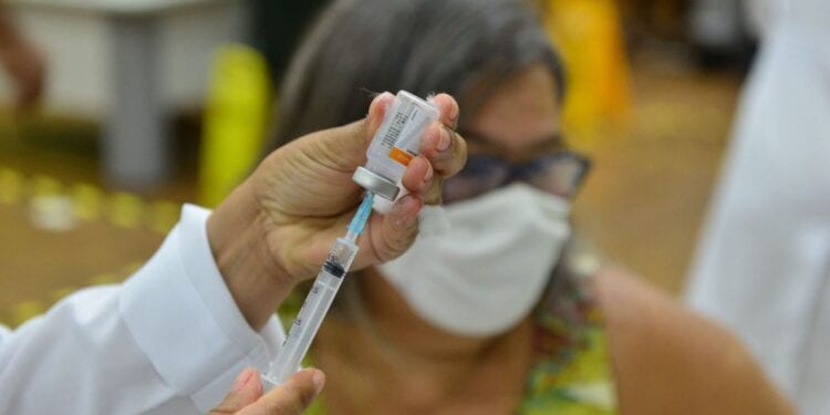 PBH anuncia redução no intervalo para dose de reforço