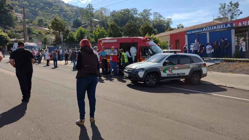 Urgente: jovem invade creche com facão e deixa ao menos 4 mortos