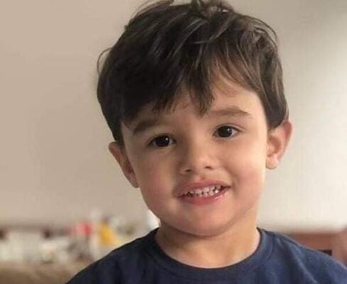 Mãe é presa por morte do filho de 3 anos encontrado ferido em casa