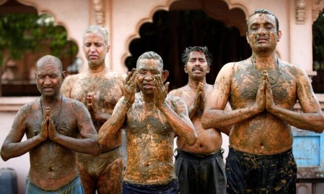 Indianos hinduístas usam esterco de boi contra a Covid-19
