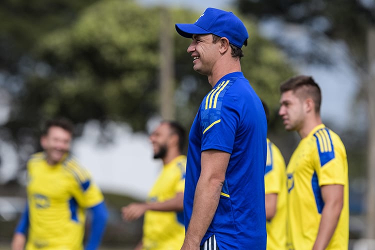 Felipe Conceição relaciona 23 jogadores do Cruzeiro para duelo contra o CRB