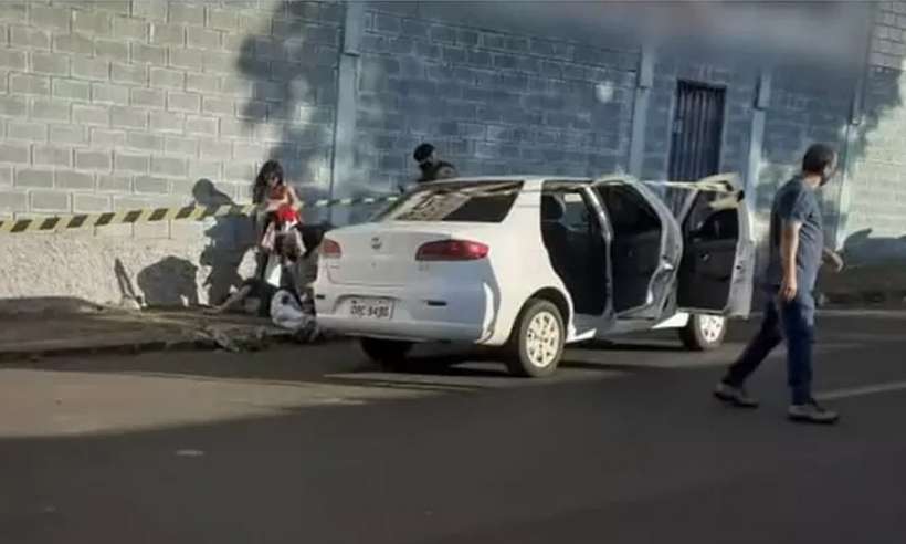Jovem agride a namorada, tenta pegar revólver de PM e é baleado em Minas