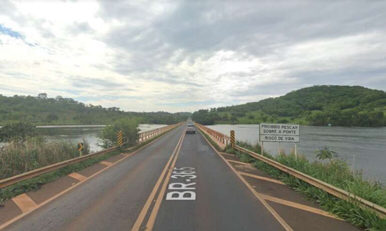 Carreta bitrem despenca de ponte e mata uma pessoa no Triângulo Mineiro