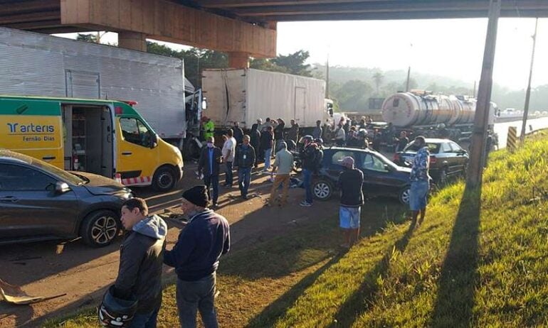 Acidente fecha parte da BR-381 em São Joaquim de Bicas