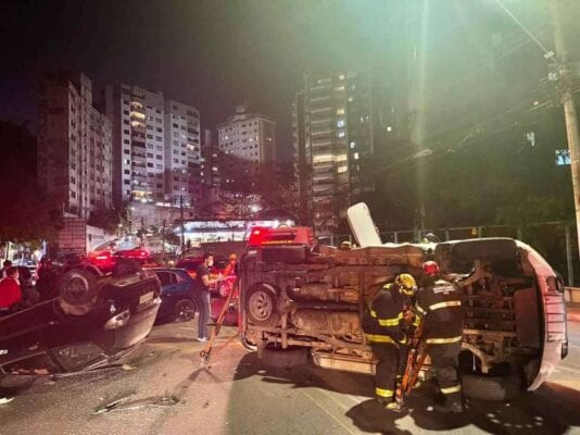 Caminhonete perde o controle, bate em carro parado e os dois capotam