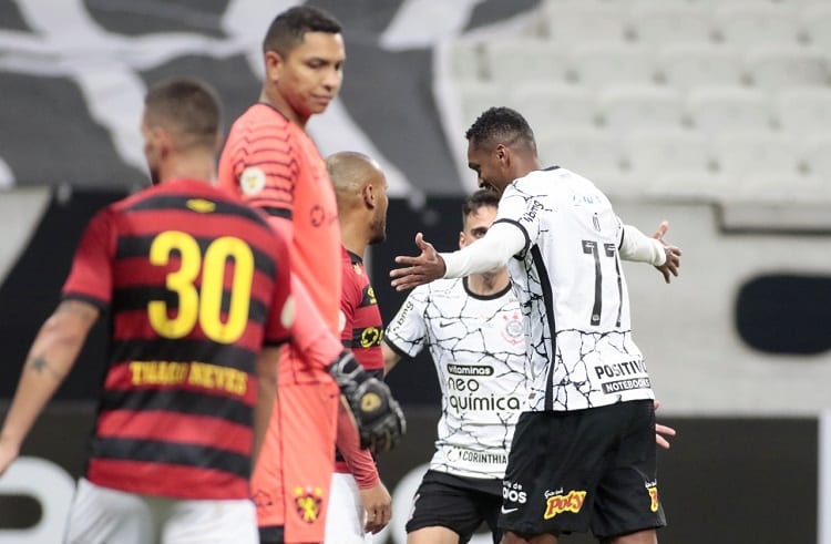 Jô responde críticas com gol e diz entender cobrança: ‘Conheço bem o clube’