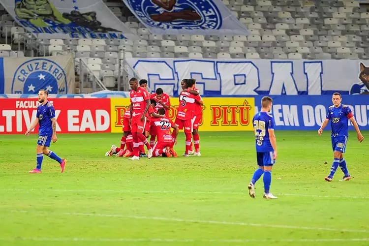 Cruzeiro ficou mais na zona de rebaixamento do que no top 10 da Série B