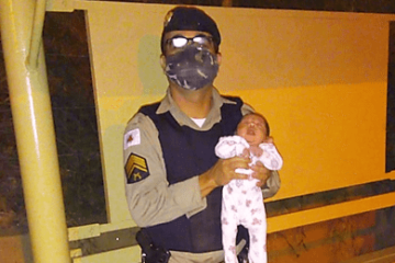 Policiais que salvaram vida de bebê são homenageados na Câmara de Nova Era