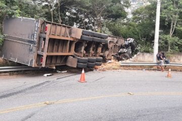 Caminhoneiro tomba veículo em trecho proibido para caminhões, em Itabira