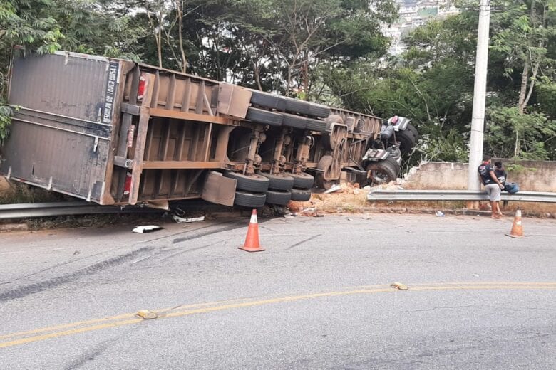 Caminhoneiro tomba veículo em trecho proibido para caminhões, em Itabira