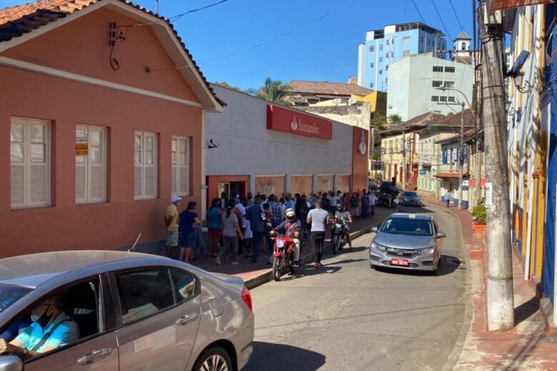 Sextou com fila: itabiranos se aglomeram nas agências bancárias