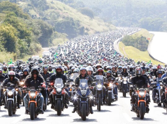 Motociata em SP leva grande número de apoiadores de Bolsonaro às ruas