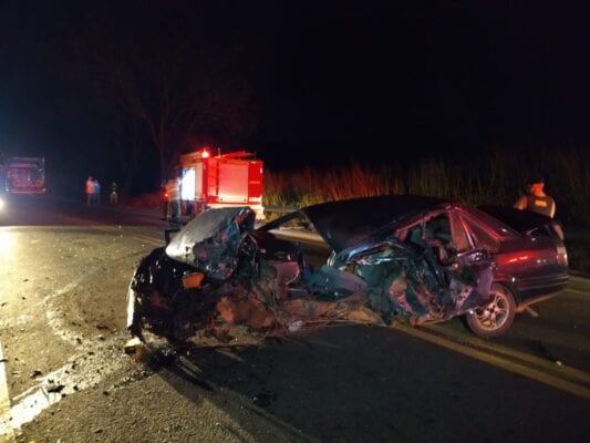 Carro e caminhão colidem na BR-381 próximo a Belo Oriente