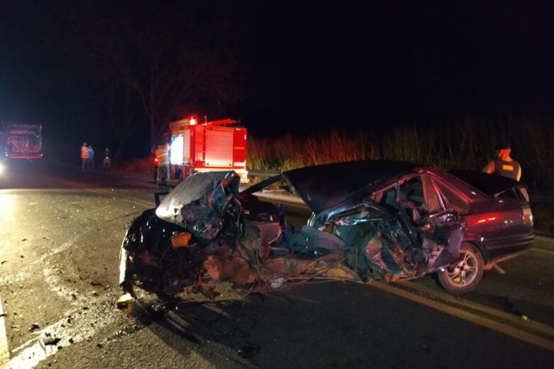 Carro e caminhão colidem na BR-381 próximo a Belo Oriente