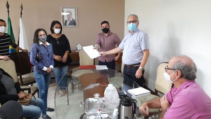 Dr. Laércio recebe abaixo-assinado com pedido de melhoria em iluminação