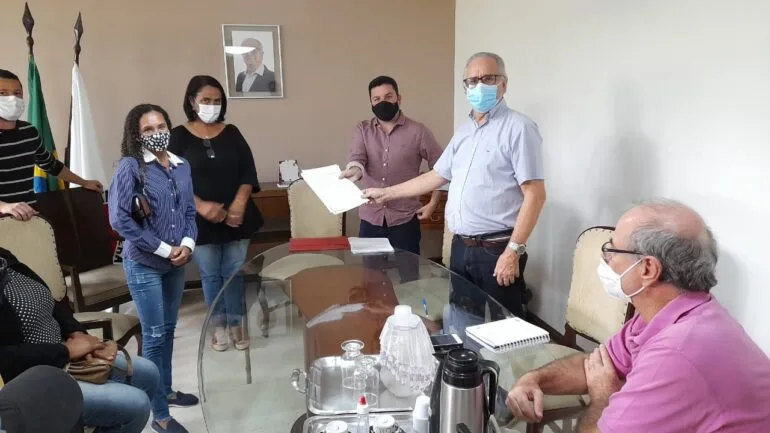 Dr. Laércio recebe abaixo-assinado com pedido de melhoria em iluminação