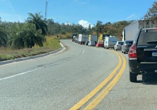 Acidente na BR-381 interdita trânsito entre Caeté e Sabará