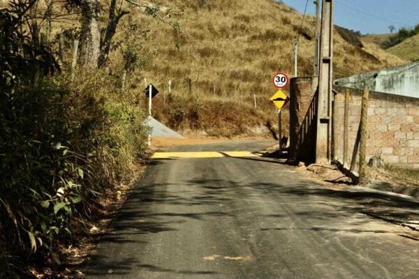 Após 33 anos de espera, comunidade do Engenho recebe asfaltamento