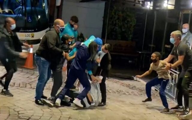 Fã atropela Neymar na chegada a hotel; veja o vídeo