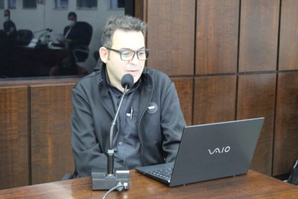"Nossa arrecadação mensal é em torno de R$400 reais. Eu falei isso com um vereador e recebi uma risada", diz diretor da Acinpode