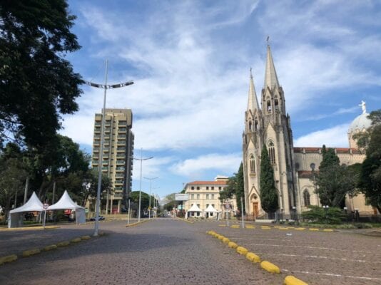 Cinco semanas após vacinação em massa, Botucatu tem queda de 48% em casos de Covid