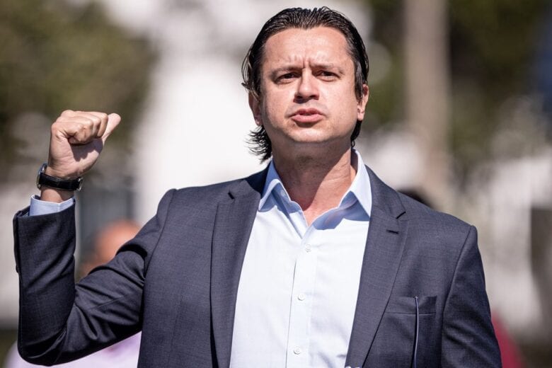 Sob muita pressão, presidente do Cruzeiro se pronuncia nas redes sociais