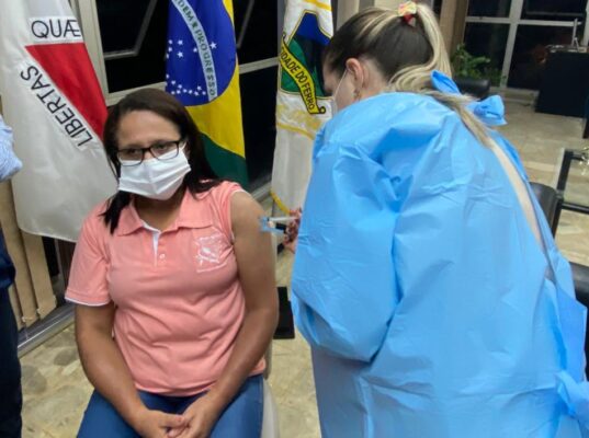 Monitora de creche é a primeira educadora imunizada contra a Covid-19 em Itabira
