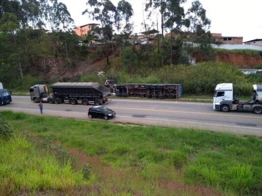 Carreta tomba em Monlevade e deixa parte da pista interditada, na BR-381