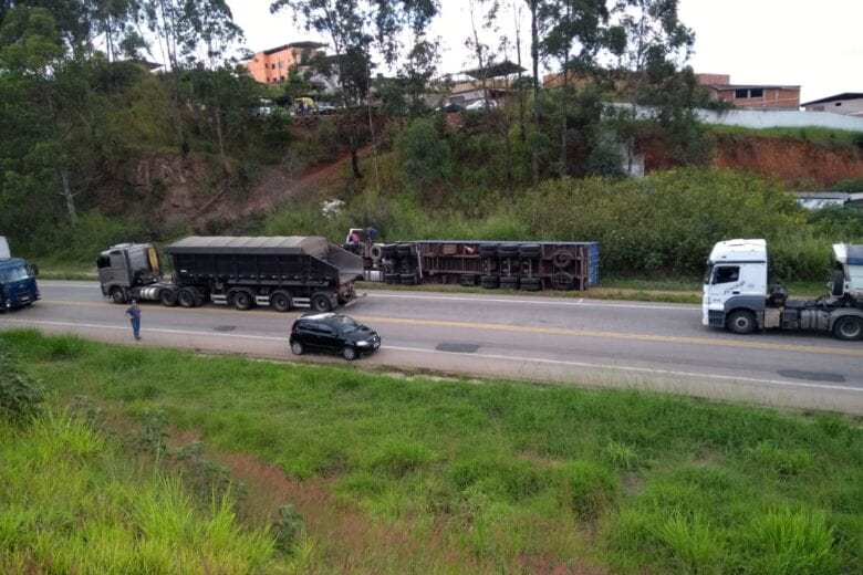 Carreta tomba em Monlevade e deixa parte da pista interditada na BR-381