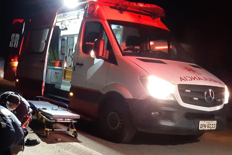 Mototaxista envolve em acidente e foge deixando passageiro ferido