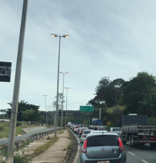 Volta do feriado com lentidão no trânsito na BR-381