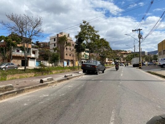inabilitado-perde-o-controle-e-invade-calcada-na-avenida-cristina-gazire