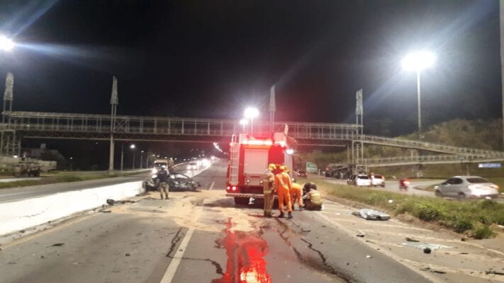 duas-pessoas-morrem-apos-carro-capotar-e-pegar-fogo-na-br-381