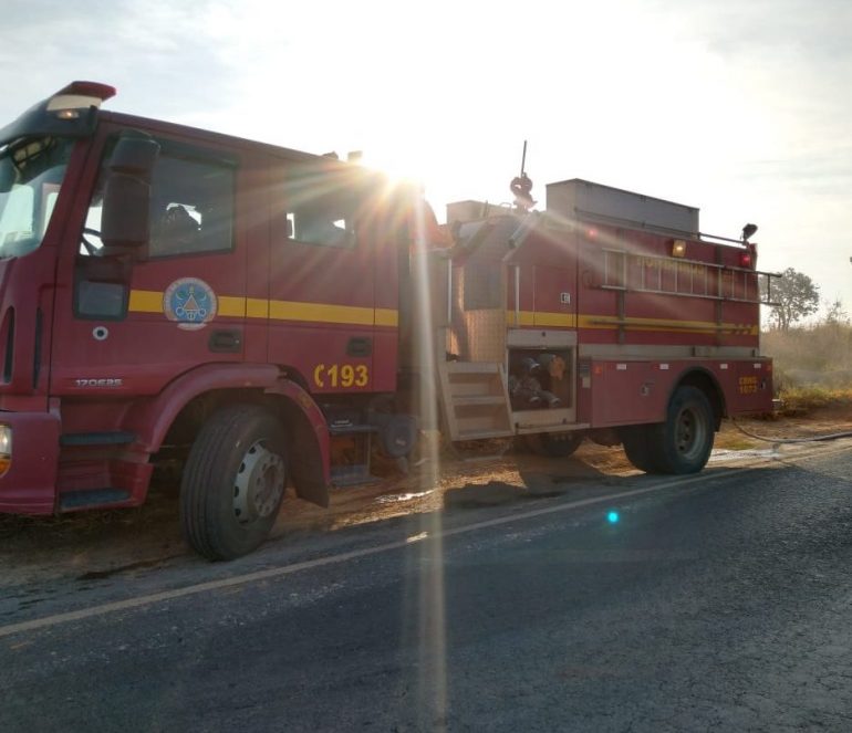 Bombeiros combatem incêndio em carreta na rodovia MG-164