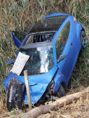 carro-com-quatro-pessoas-capota-em-ribanceira-na-mgc-120