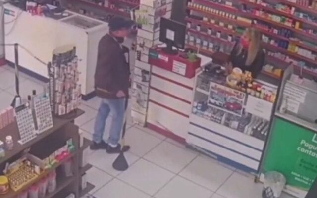 Câmera de segurança flagra momento em que jornalista atira na ex-namorada; veja o vídeo