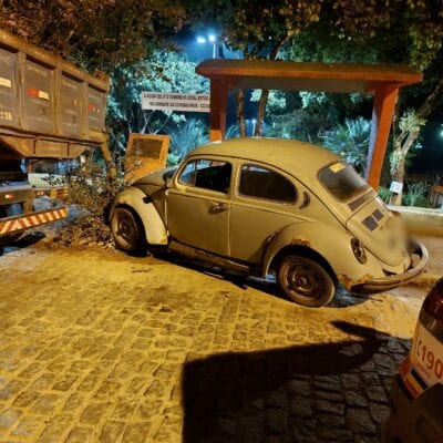 Em São Domingos do Prata, jovem furta fusca, bate o carro e é preso pela PM