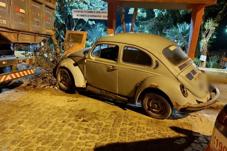 Em São Domingos do Prata, jovem furta fusca, bate o carro e é preso pela PM