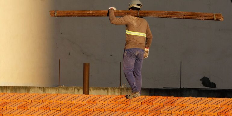 Empresa de construção civil contrata 18 profissionais para trabalho em João Monlevade