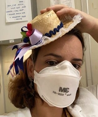 Médica usa a arte no combate à covid-19