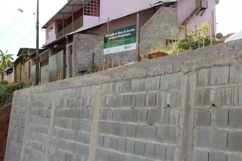 Prefeitura de Monlevade conclui muro de arrimo da rua Campos Altos