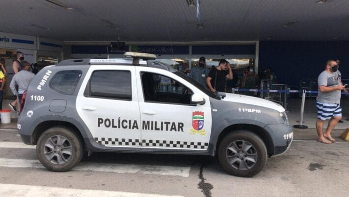 Homens armados invadem supermercado e levam reféns na fuga; veja vídeo