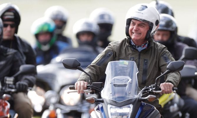 Bolsonaro participa de mais uma motociata, dessa vez em Porto Alegre