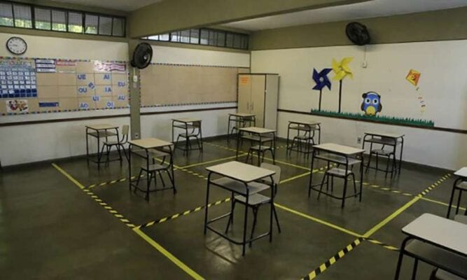 Prefeitura de BH decreta volta às aulas presenciais no ensino médio da capital