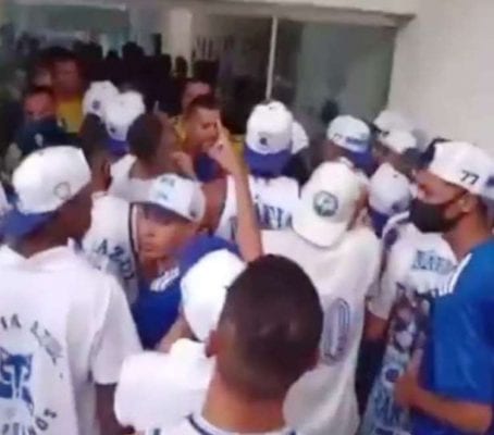 Torcida organizada do Cruzeiro, Máfia Azul, invade a Toca da Raposa II; veja o vídeo