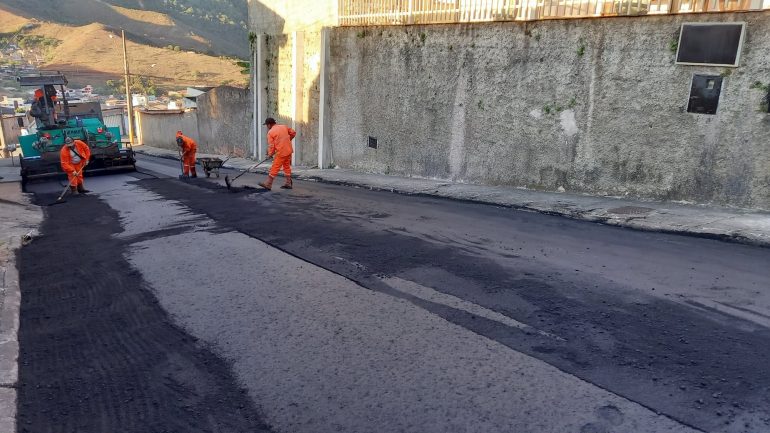 Serviços de asfaltamento a quente começam pelo bairro Lucília, em Monlevade